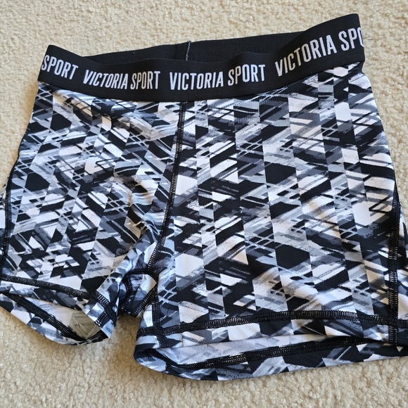 🌈 Victoria's Secret Sport Long Bike Athletic Workout Shorts Medium - Picture 1 of 6
